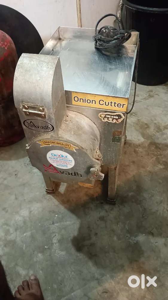 Vegetable cutting machine