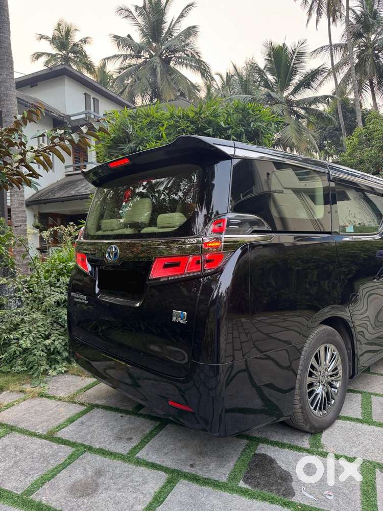 Toyota Vellfire 2.5 Executive Lounge, 2022, Petrol