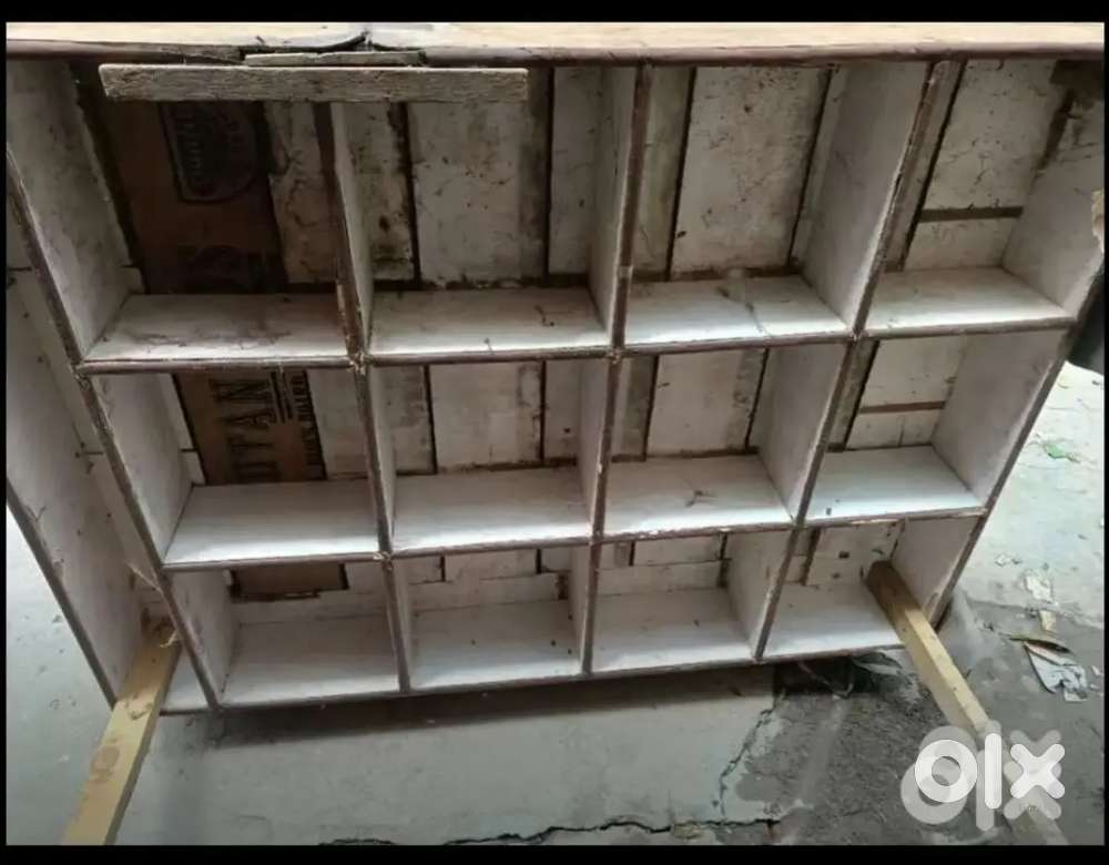 सुंदर लकड़ी की डिजाइनर रैक / शेल्फ