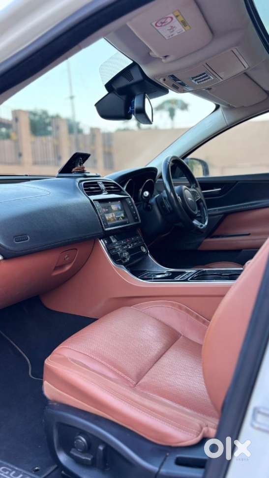 Jaguar Xe Portfolio, 2017, Petrol