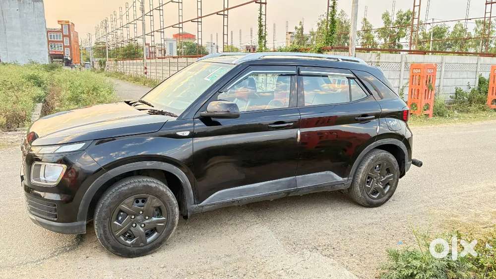 Hyundai Venue 2025 Cng /19000km  1st Owner Excellent Condition