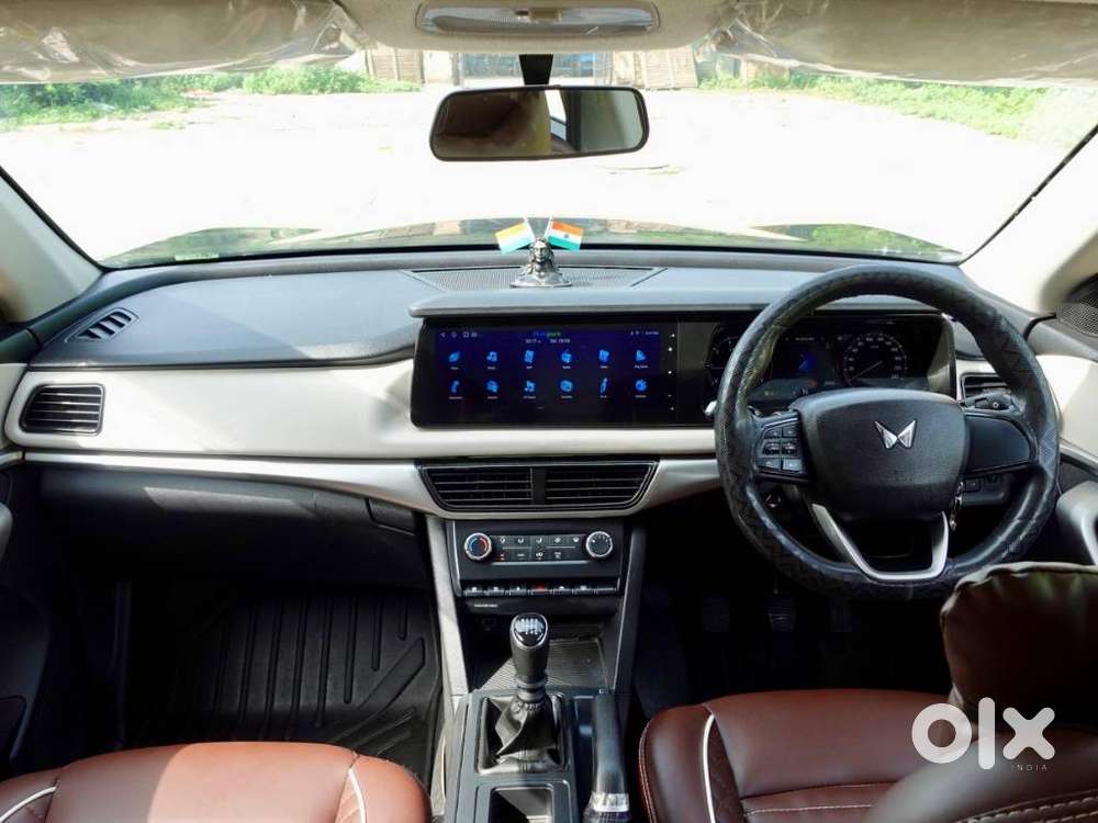 Mahindra Xuv700 Ax 5 Petrol Mt 7 Str (e), 2022, Petrol