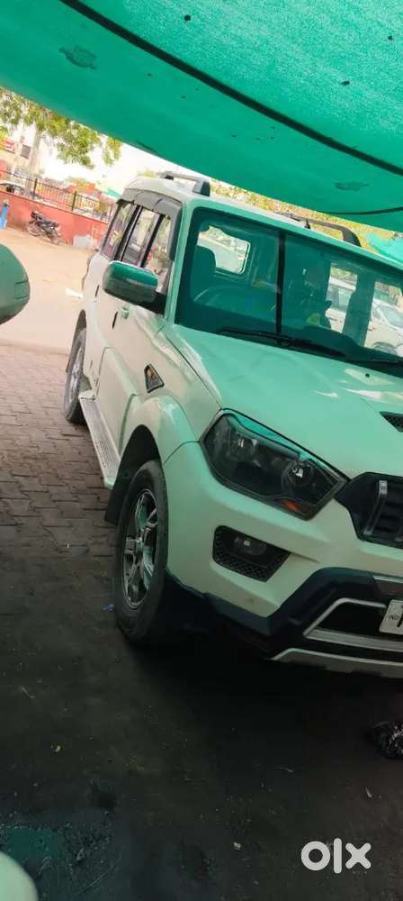 Mahindra Scorpio S4+ गाड़ी है