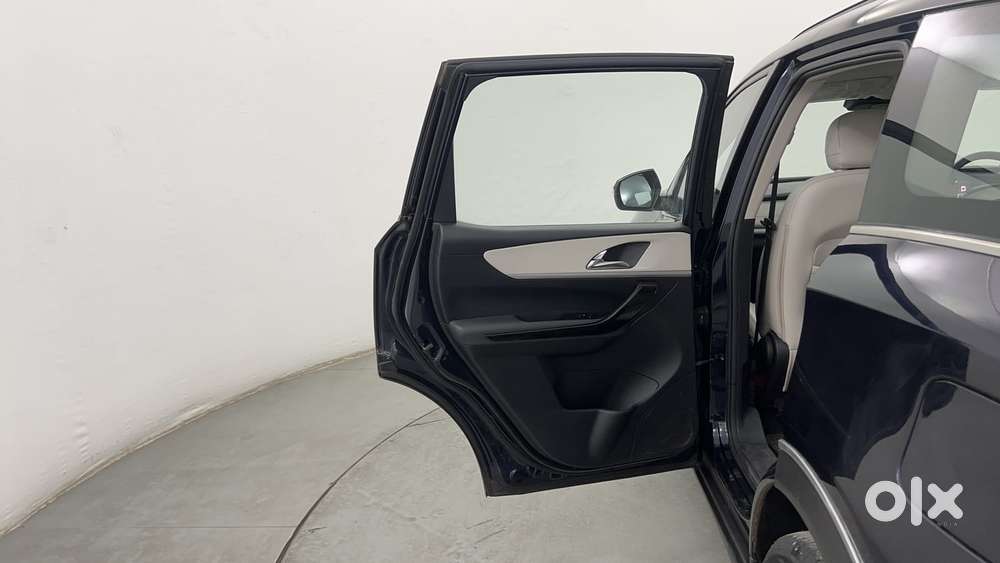 Mahindra Xuv700 2.0 Ax 7 Petrol At Str, 2021, Petrol