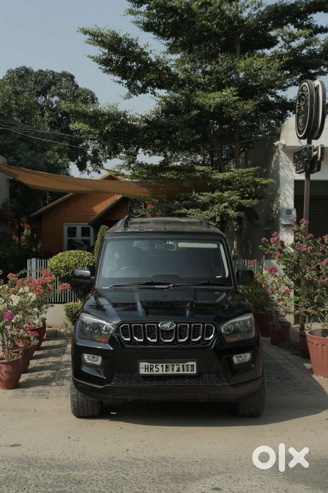 Mahindra Scorpio Black Diesel 2017