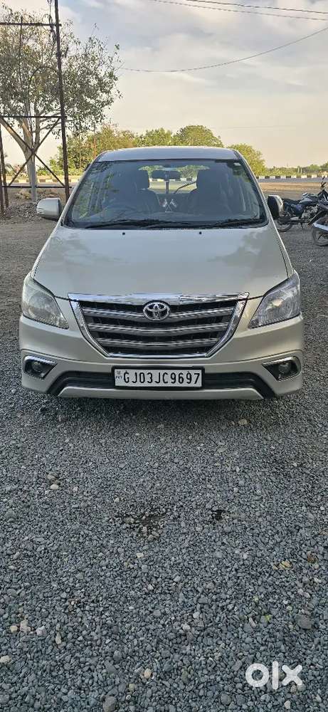 Toyota Innova Car 2.5v 7 Setar