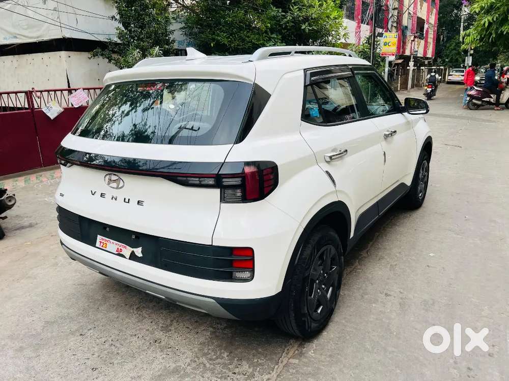 Hyundai Venue 2023 Petrol 6500 Km Driven
