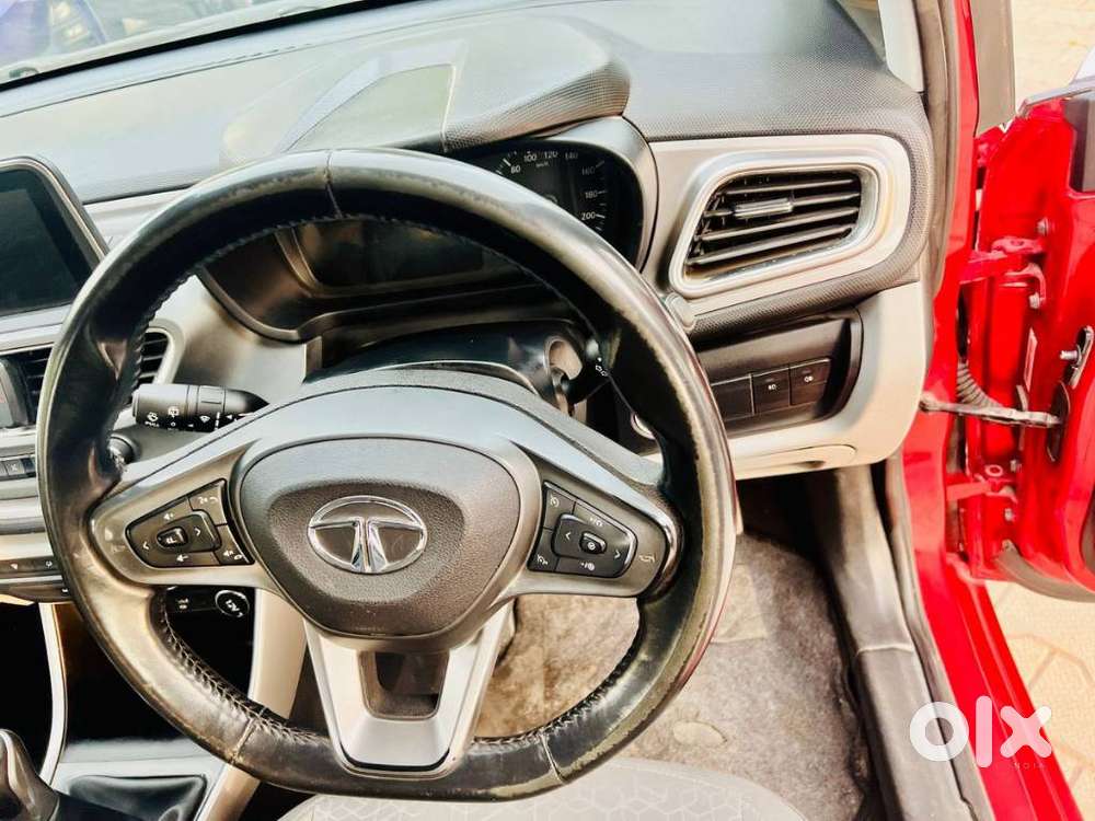Tata Altroz, 2025, Petrol