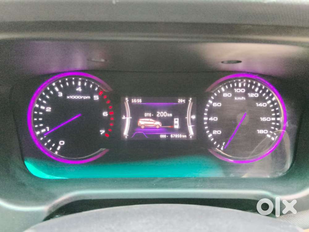 Mahindra Marazzo M8, 2018, Petrol