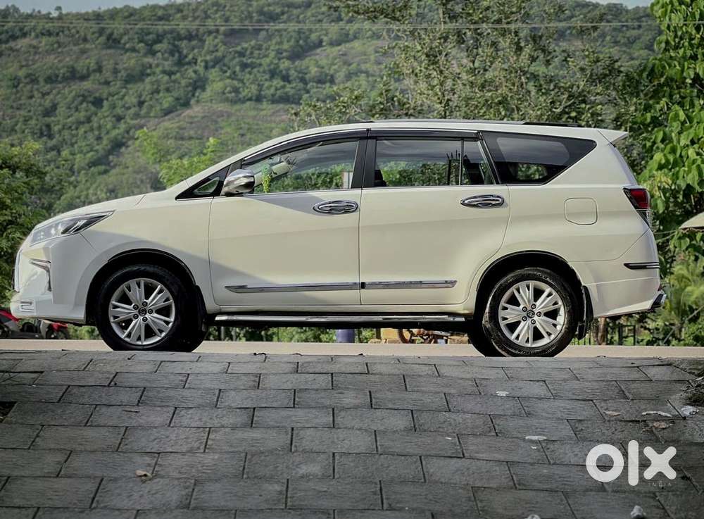 Toyota Innova Crysta 2.8 Zx At 7 Seater, 2016, Diesel