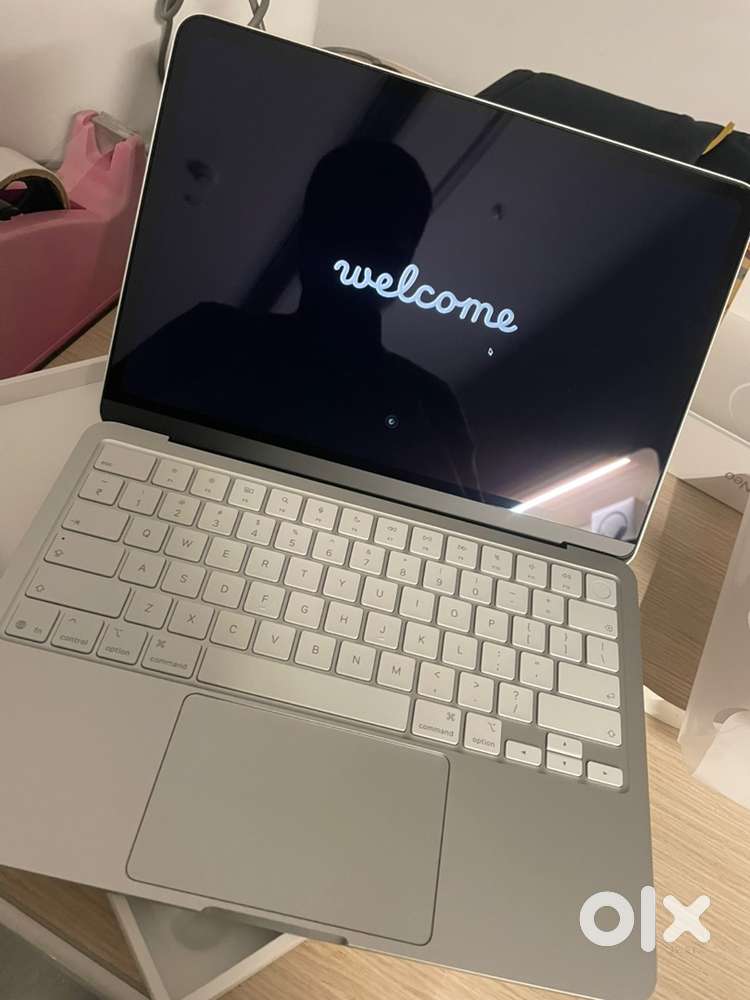 Mackbook NEO 256GB Silver selling urgent
