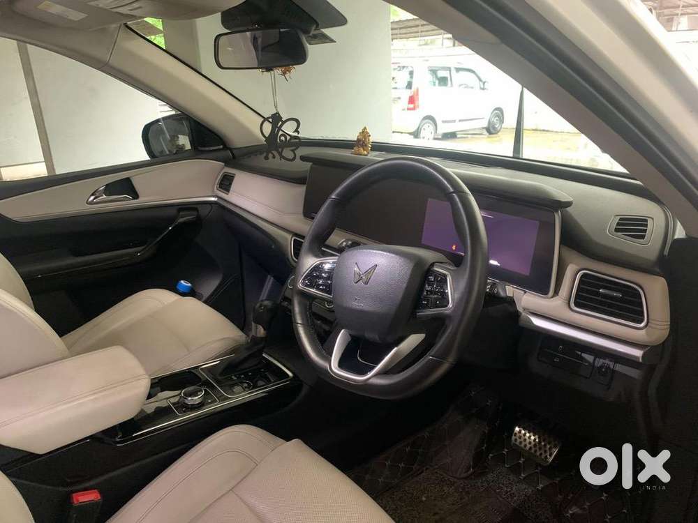 Mahindra Xuv700 Petrol Well Maintained