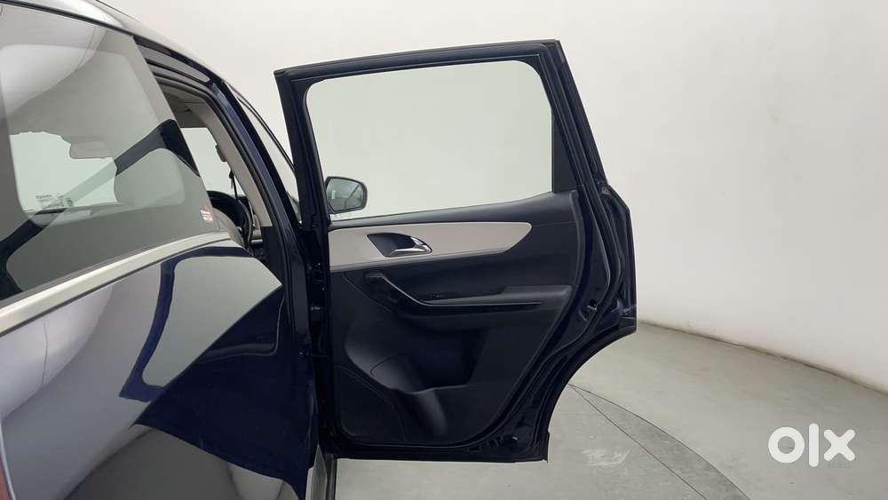 Mahindra Xuv700 2.0 Ax 7 Petrol At Str, 2022, Petrol