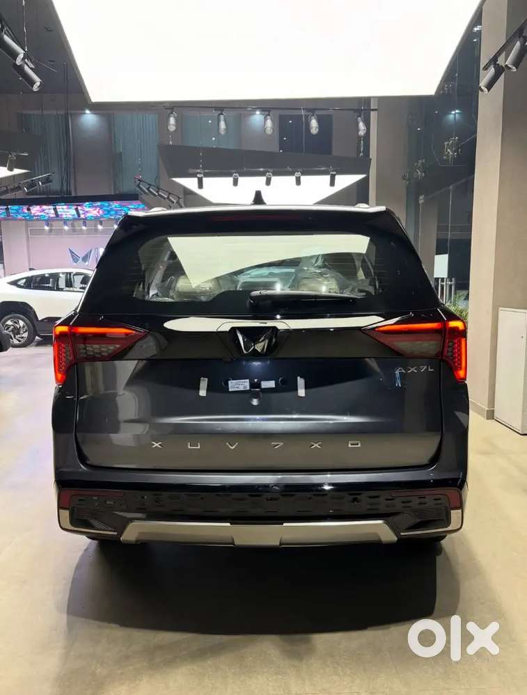Mahindra Xuv 7xo Ax7 Petrol At 2026 Gelexy Grey  Variant