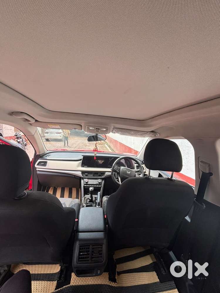 Mahindra Xuv700 2.0 Ax 7 Petrol Mt Str, 2022