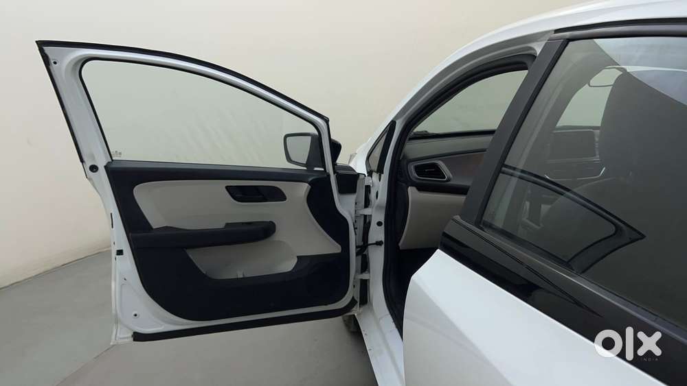Tata Altroz 1.2 Xma Plus, 2025, Petrol
