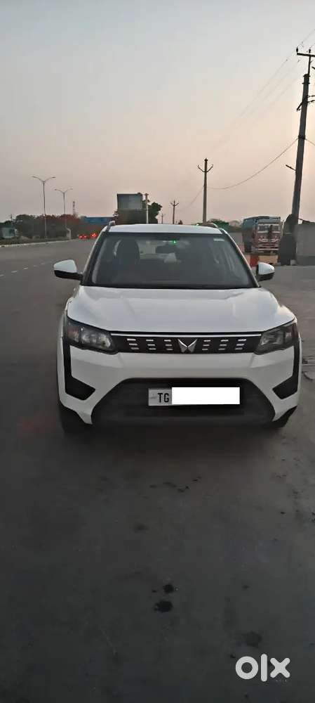 Mahindra Xuv300 W6 Amt 2023  Sunroof  Excellent Condition