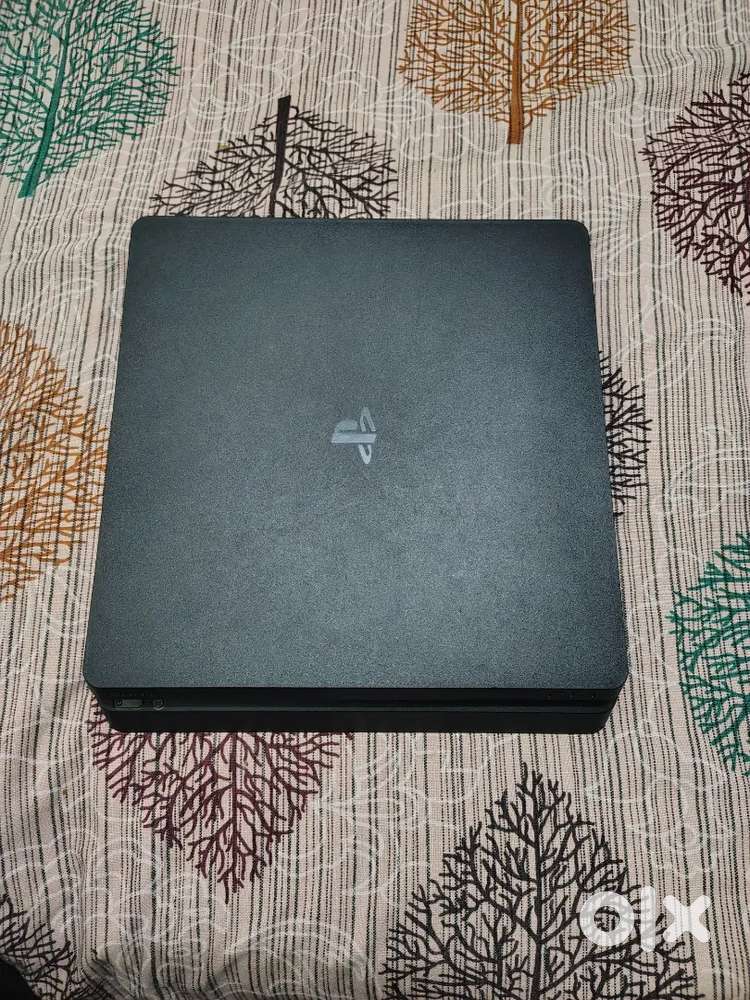 PS4 Slim 1TB Excellent Condition 2 Controllers 20+Games Included