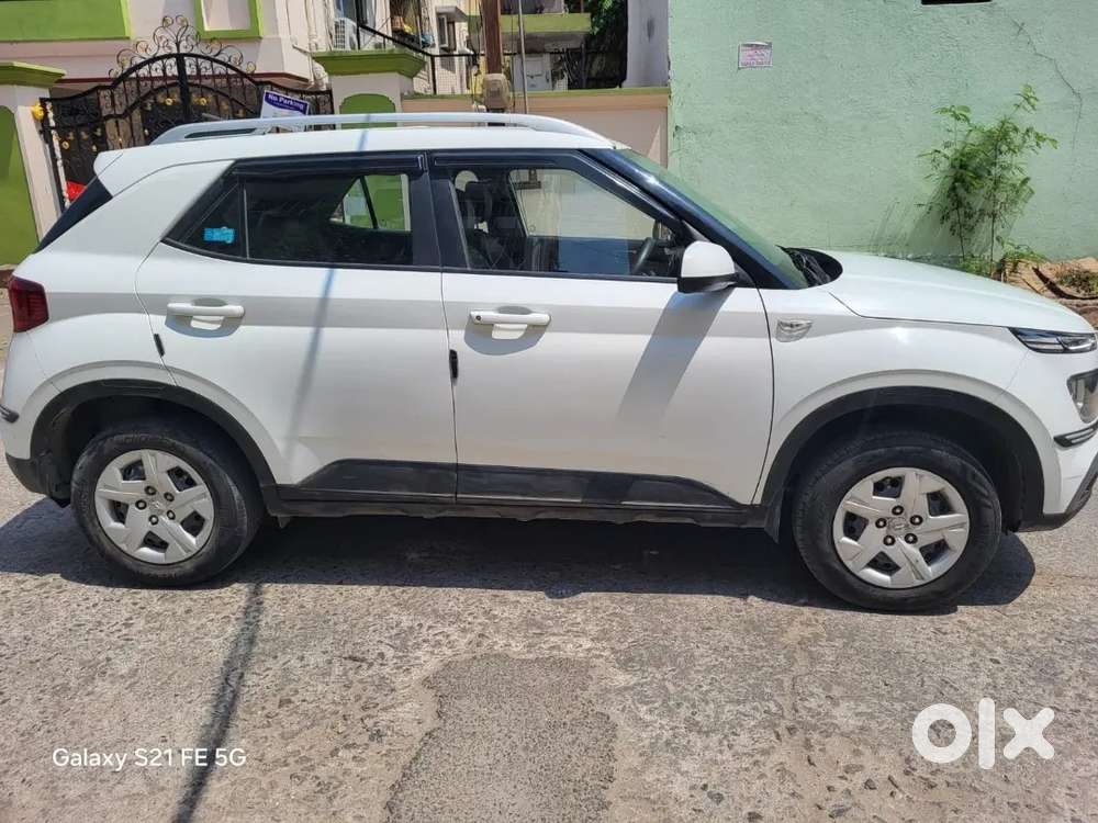 Only 43,000 Kms Hyundai Venue Petrol 2021