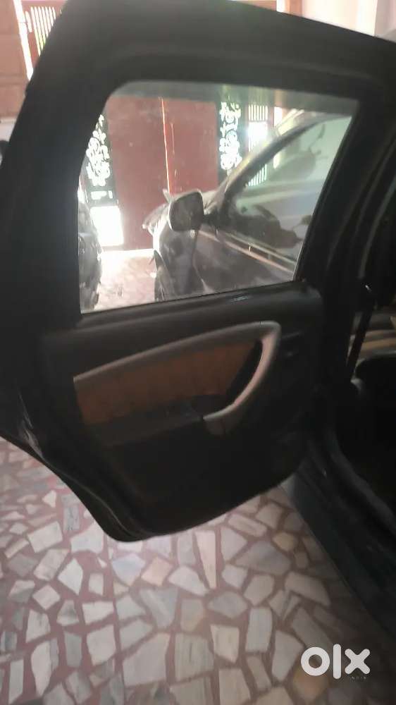 Renault Duster 2014.big Black Alloy Tire.  Dl Number