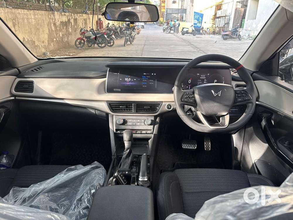 Mahindra Xuv700 2.0 Ax 5 Petrol At Str, 2026, Petrol