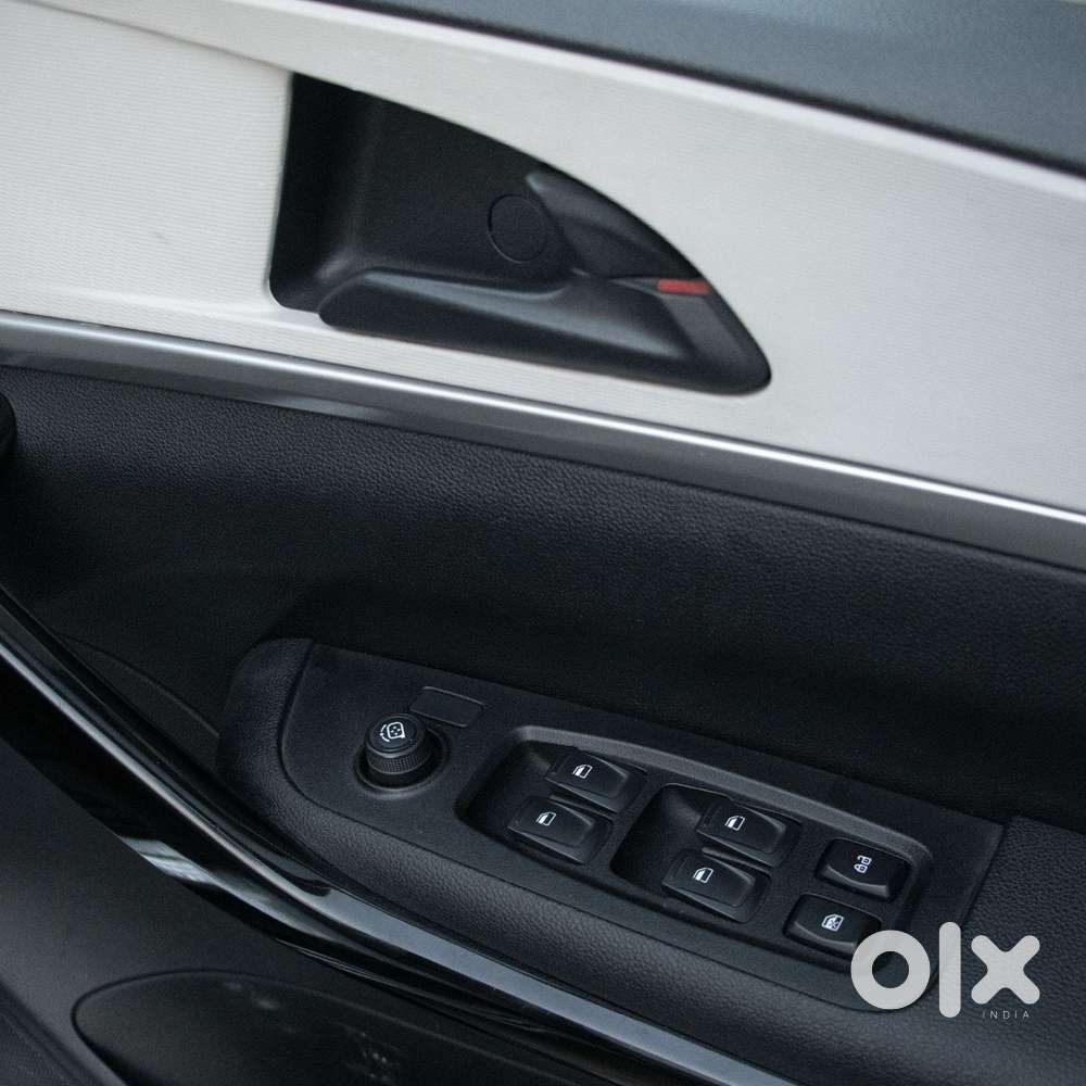Mahindra Xuv700 2.2 Ax 5 Diesel At Str, 2022, Diesel
