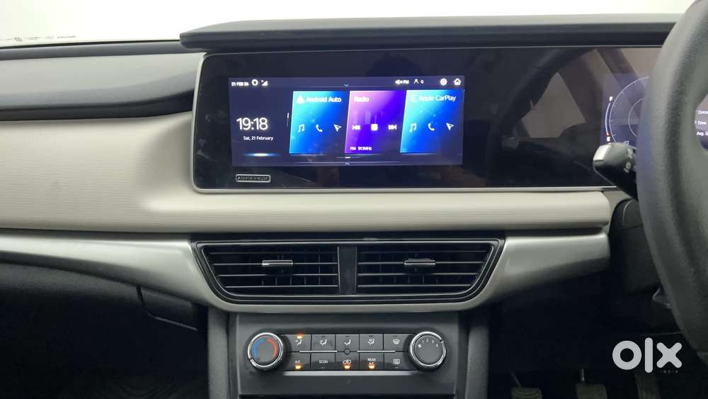 Mahindra Xuv700 2.0 Ax 5 Petrol Mt 7 Str, 2022, Petrol