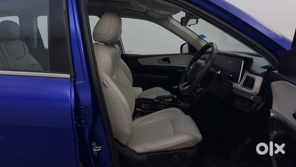 Mahindra Xuv700 2.0 Ax 7 Petrol Mt Str, 2022, Petrol