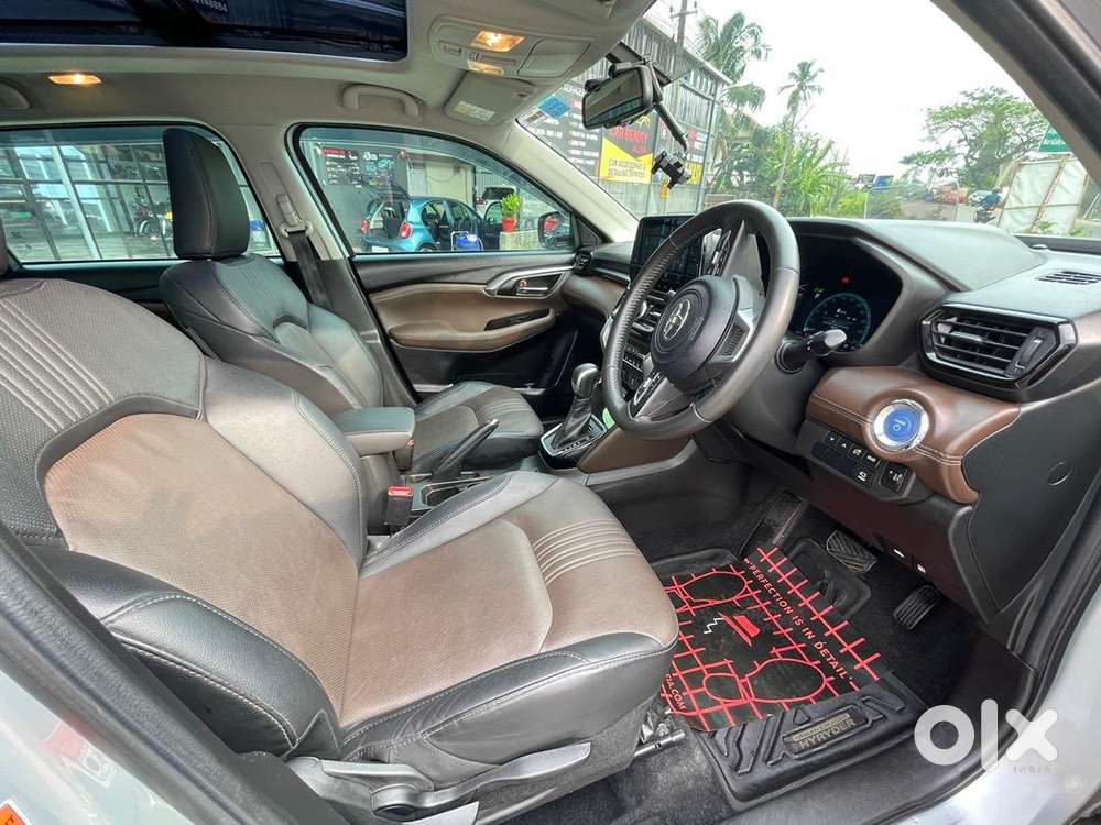 2024 Toyota Hyryder V At Hybrid  Enticing Silver  1st Owner