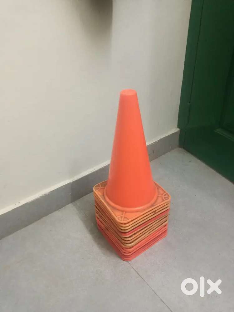 16 Pcs 9-Inch Agility Marker Cones. Perfect for Football,Driving Test