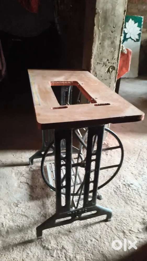 Ek silai machine table aur ek cycle