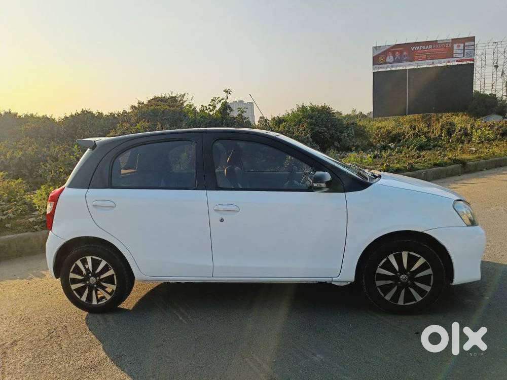 Toyota Etios Liva 1.2 V Dual Tone, 2016, Petrol