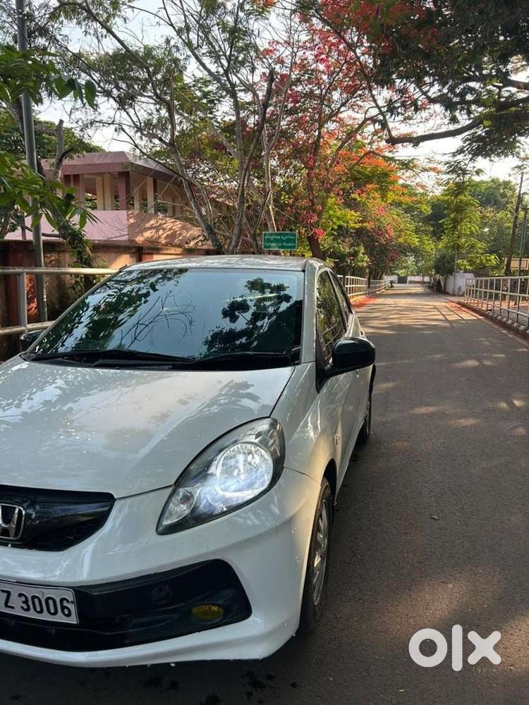 White Full Option V,a/c,power Steering,power Window And Alloy Wheels