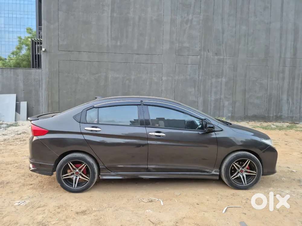 Honda City Vx Cvt Sunroof 
Petrol
Bs4 Norms
