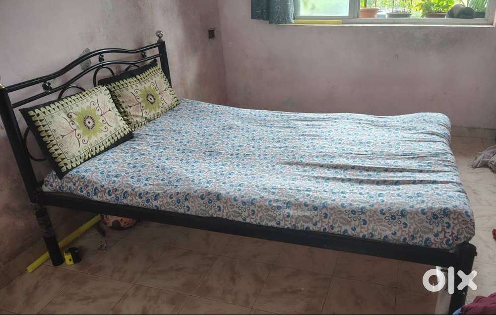 Iron foldable bed