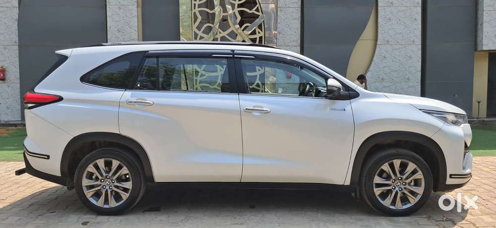 Toyota Innova Hycross