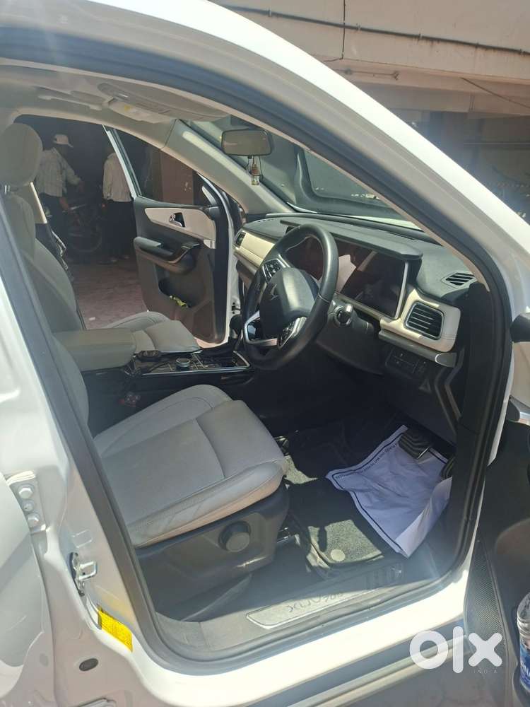 Mahindra Xuv700 Ax7 L Petrol At 7-seater  Top Variant  Excellent Con