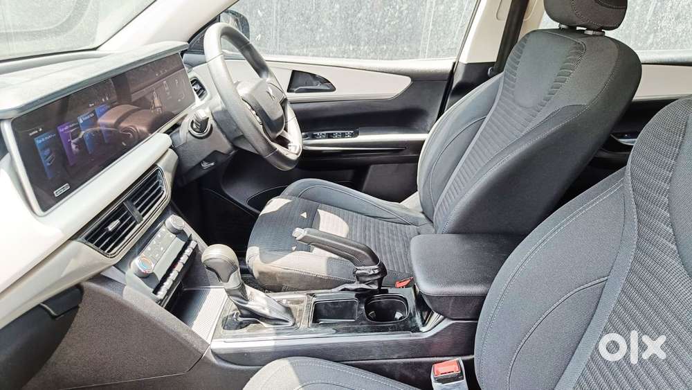 Mahindra Xuv700 2.0 Ax 5 Petrol At Str, 2022, Petrol