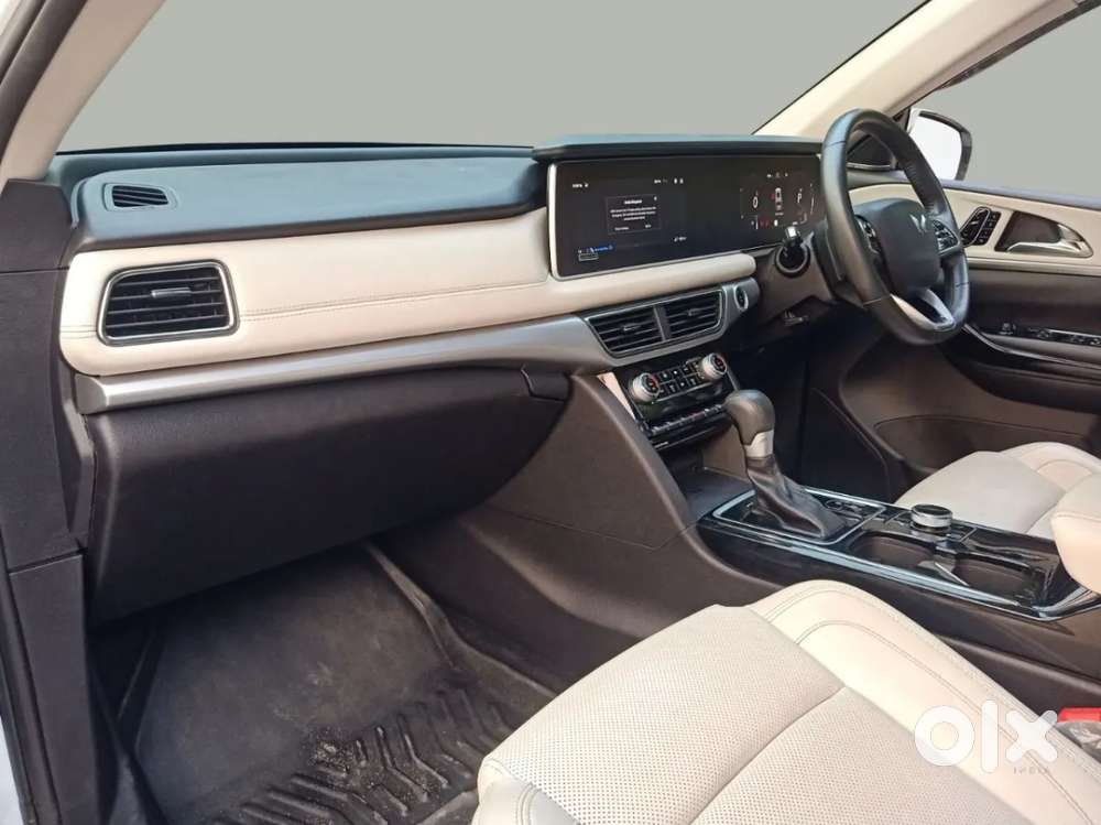 Mahindra Xuv700 Ax7 Luxury Pack Awd, 2025, Petrol