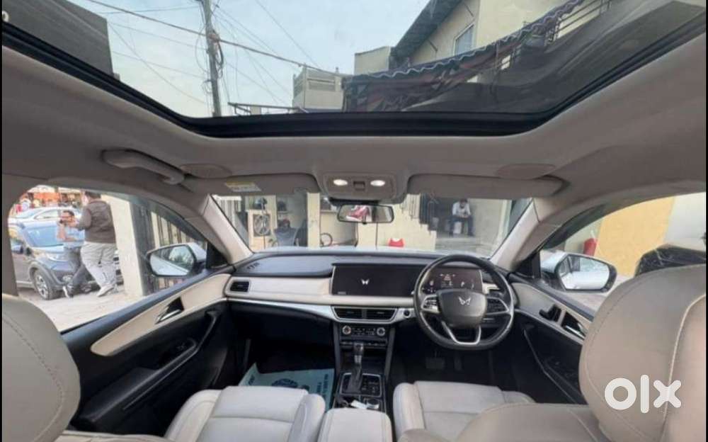 Mahindra Xuv700 Ax7l 6 Str At, 2023, Petrol