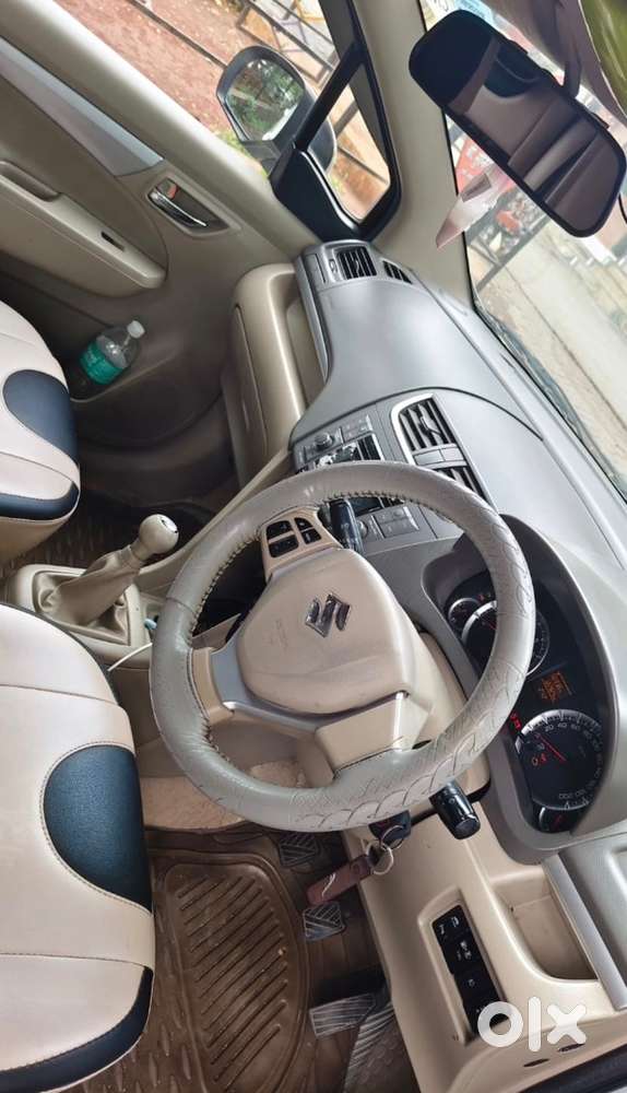 Maruti Suzuki Ertiga 2018 One Hand Use