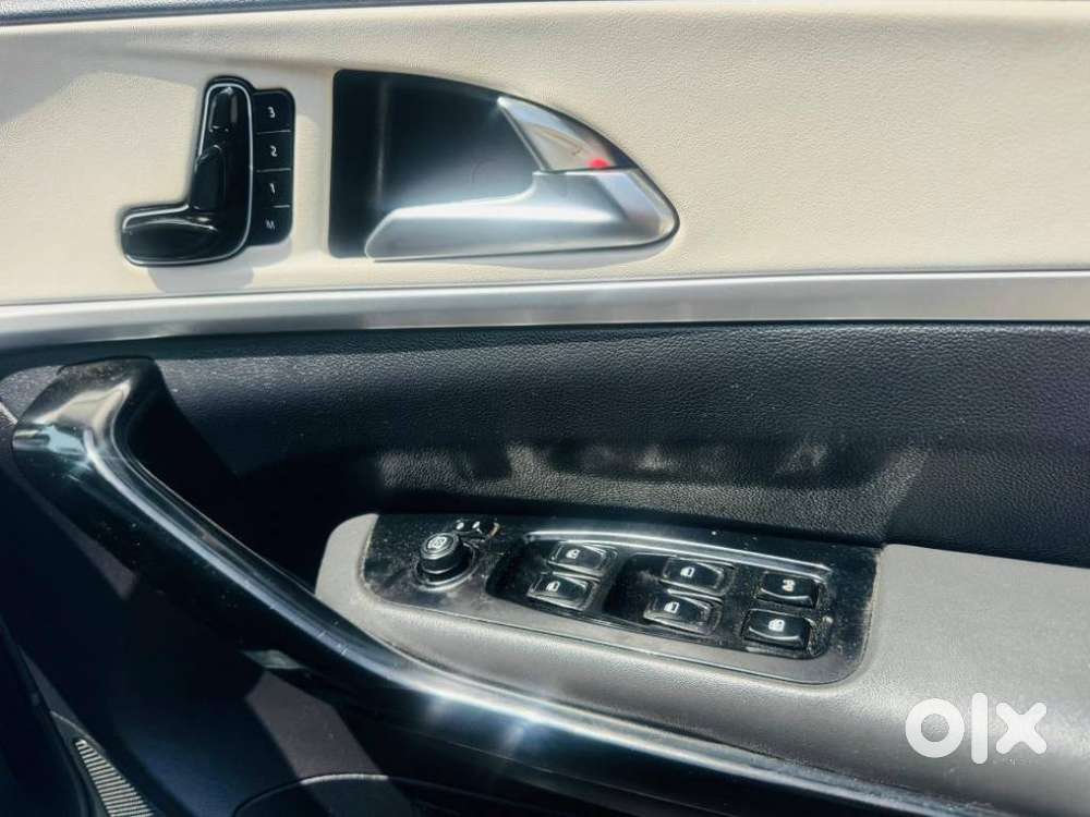 Mahindra Xuv700 2.2 Ax 7 Diesel At Luxury Pack Str Awd, 2022, Diesel