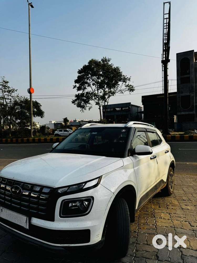 Hyundai Venue 2024 Petrol Well Maintained