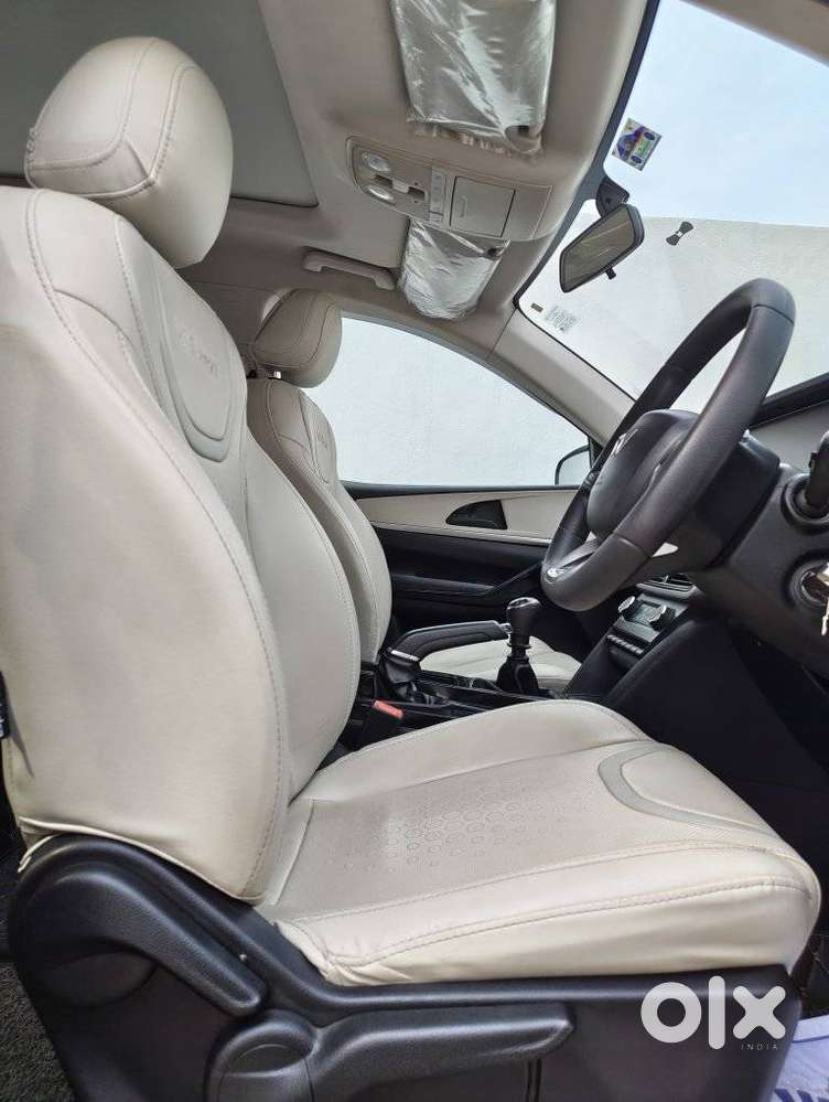 Mahindra Xuv700 2.0 Ax 7 Petrol Mt Str, 2022, Petrol