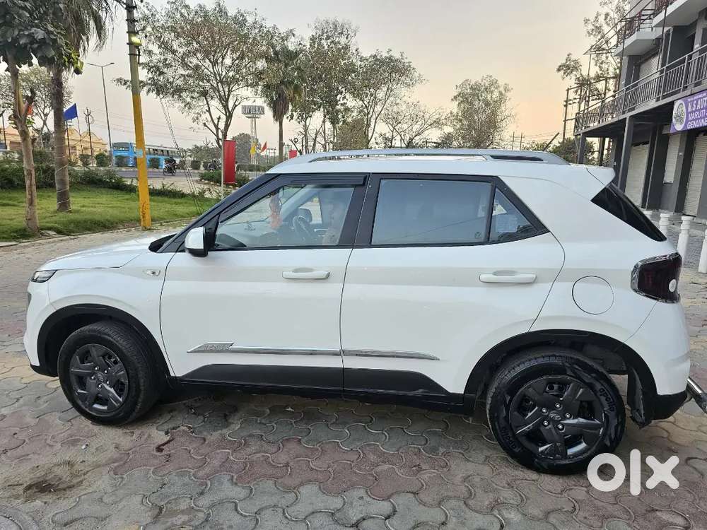 Hyundai Venue 2022 Petrol Well Maintained