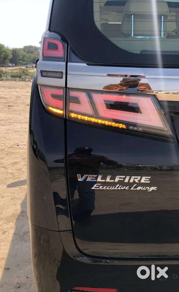 Toyota Vellfire 2.5 Executive Lounge, 2023, Cng & Hybrids