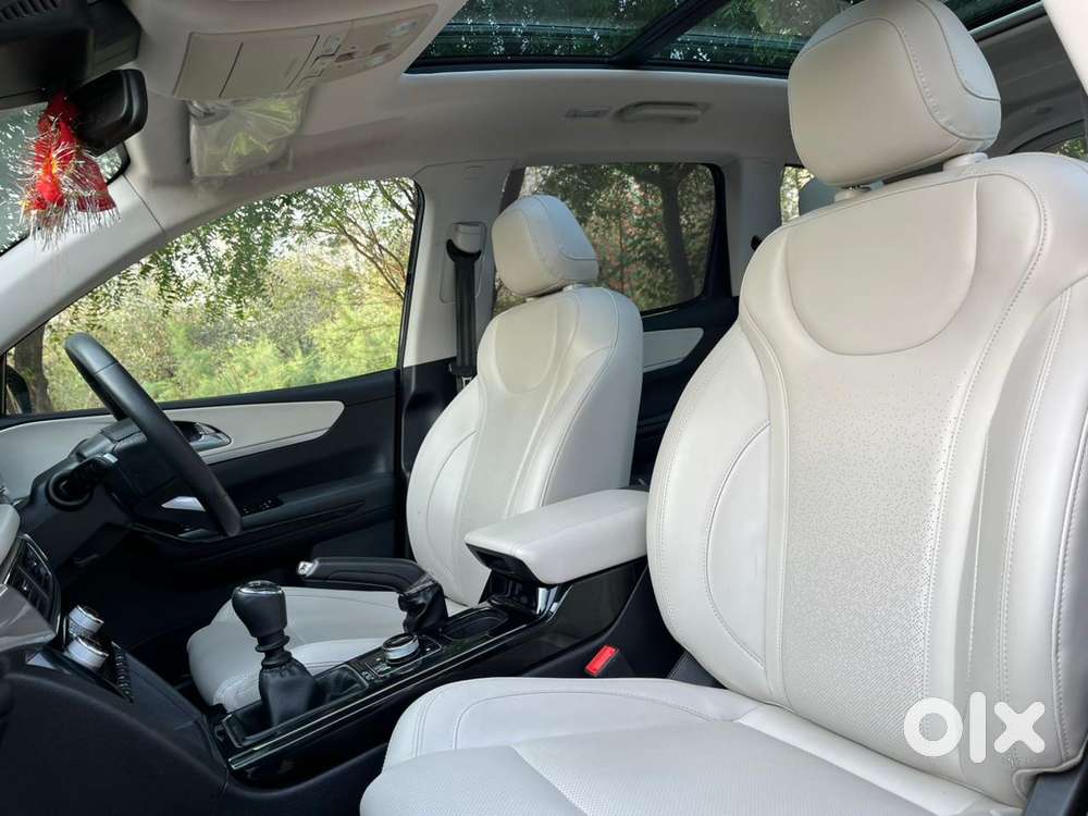 Mahindra Xuv700 2.0 Ax 7 Petrol Mt Str, 2022, Petrol