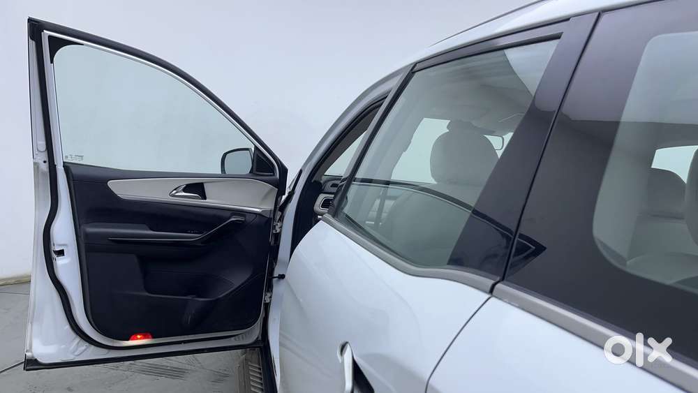 Mahindra Xuv700 2.2 Ax 7 Diesel Mt Luxury Pack Str, 2022, Diesel