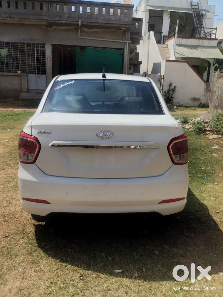 Hyundai Xcent 2016 (price 3,50,000)