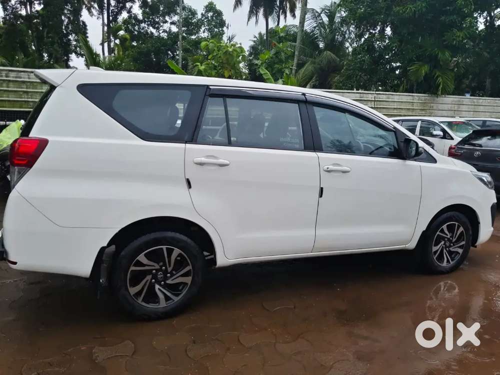 Innova Crysta 2.4 G At